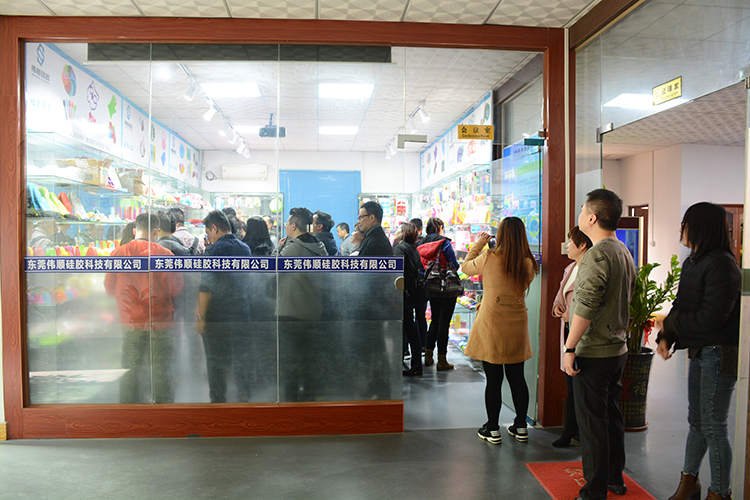 香港禮品協會成員單位近30人考察偉順硅膠，2019年訂單不斷